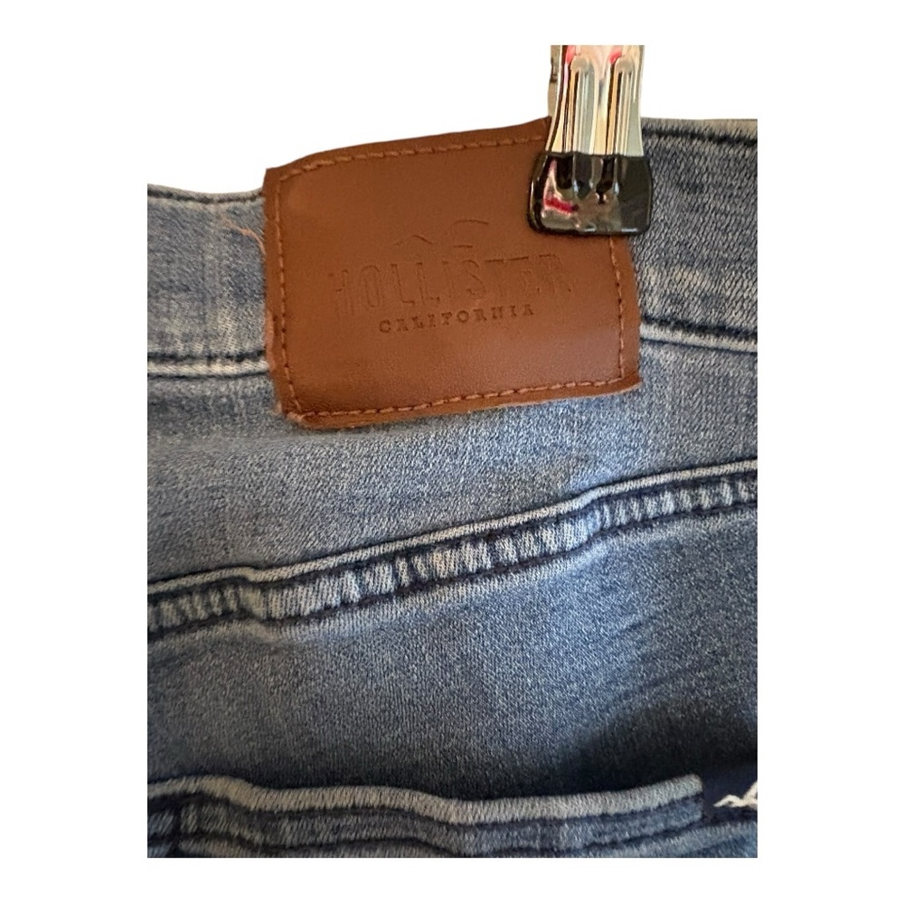 Hollister skinny jeans in a light wash with ribbed detailing at the knees. - Picture 5 of 7